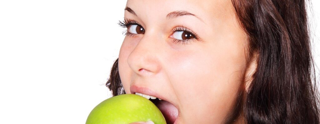 Sioux Lak dentist, girl eating apple